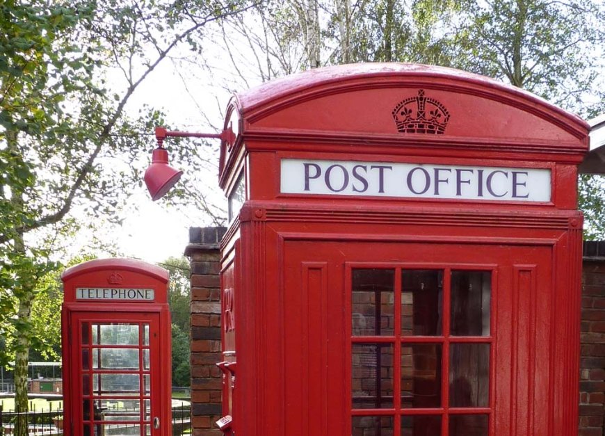 Red UK Telephone box