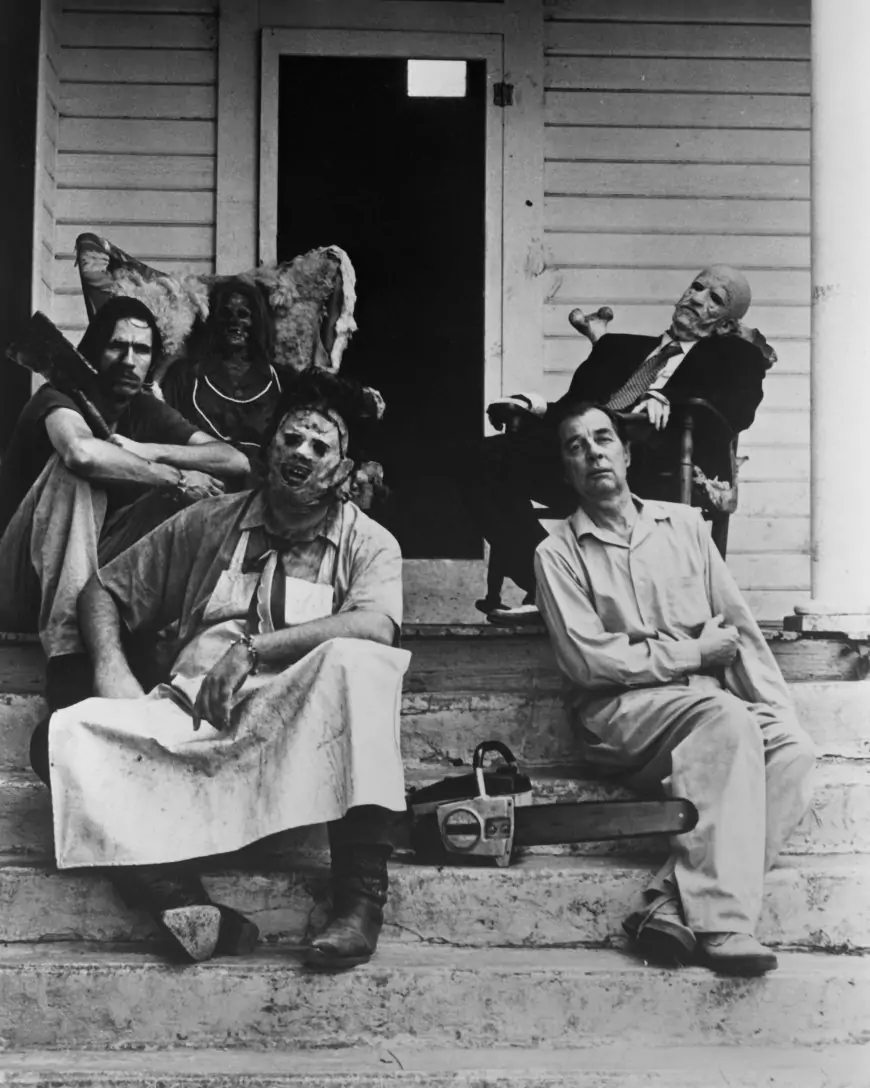 Characters outside farmhouse: The Texas Chainsaw Massacre (1974)