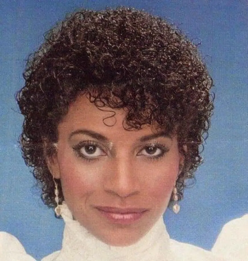 Black woman wearing Jheri Curls