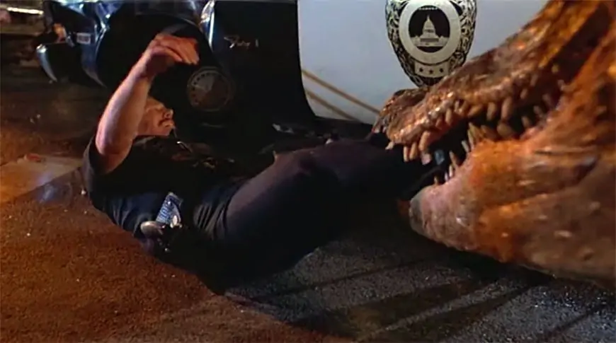 Alligator attacking police officer: Alligator film 1980
